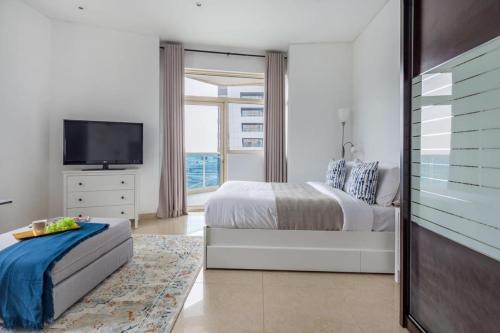 迪拜Frank Porter - Yacht Bay的一间白色卧室,配有床和电视