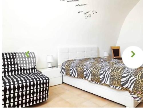 普蒂尼亚诺Dimora Vecchio Mulino的白色卧室配有床和椅子