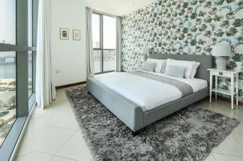 迪拜Frank Porter - Marsa Plaza的一间卧室配有一张带花卉壁纸的床