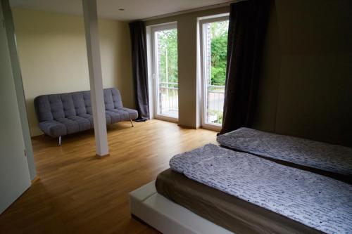 瓦尔内明德Ferienhaus Celeste的客房设有两张床、一张沙发和一个窗口。