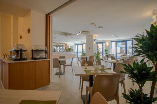 格拉多托侬酒店的一间带桌椅和柜台的餐厅