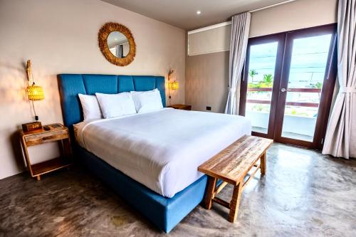 拉帕尔格拉Parguera Plaza Hotel - Adults Only的一间卧室设有一张大床和一个大窗户