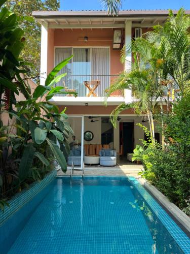 科伦坡Angam Villas Colombo的别墅前设有游泳池