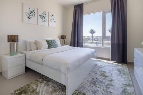 迪拜Frank Porter - Urbana II的白色的卧室设有一张大床和一个窗户