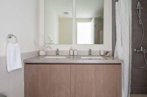 迪拜Frank Porter - Urbana II的一间带两个盥洗盆和大镜子的浴室