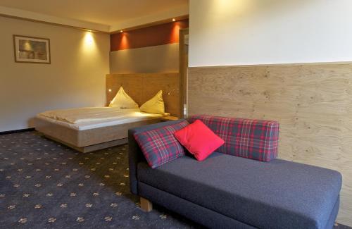 雷丹尼茨恩阿尔盆亚德里亚旅馆的酒店客房,配有床和沙发