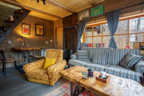 莫克拉戈拉Brvnara Iverak的带沙发和咖啡桌的客厅