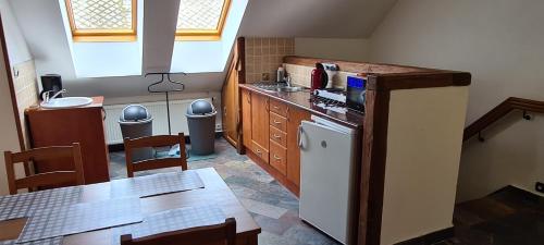 克拉利基Rezidence Lipka的厨房配有炉灶和桌子。