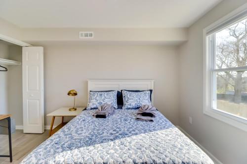 兰德欧弗Cheverly Apartment - 4 Mi to Commanders Field!的一间卧室配有一张带蓝色床罩的床和窗户。
