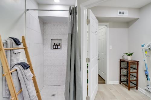 兰德欧弗Cheverly Apartment - 4 Mi to Commanders Field!的浴室配有白色墙壁和步入式淋浴间。