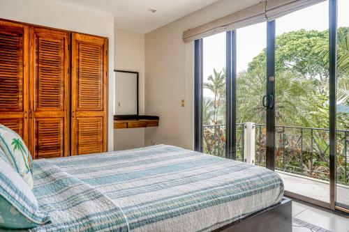 多米尼克Canto Del Mar #13的一间卧室设有一张床和一个大窗户