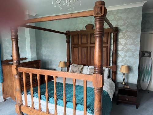 巴罗弗内斯The Chetwynde的一间卧室配有一张木床和木架
