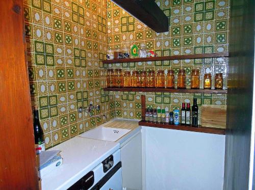 加尔尼亚诺Villa Pinetina的厨房配有带瓶子的墙上台面