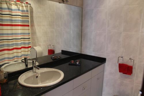 加亚新城House4U Vila Nova的一间带水槽和镜子的浴室