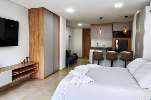 卡利202 Norte cali - The view的一间带白色床的卧室和一间厨房