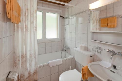 菲施帕克酒店的浴室配有卫生间、盥洗盆和浴缸。