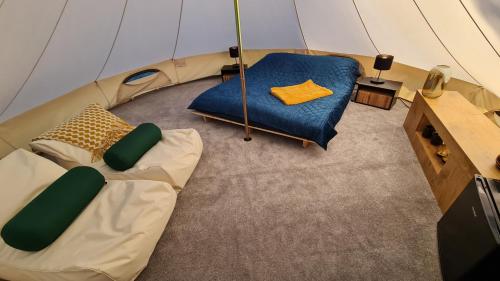 ChocianówGlampine的帐篷享有高空的景致,配有1张床和1把椅子