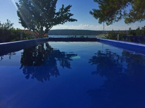 普纳特Apartments Monika Bed & Breakfast的享有水景的游泳池