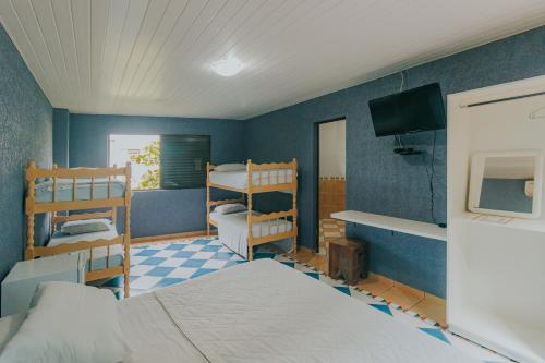 莫雷蒂斯Pousada Cidreira的一间带两张双层床和电视的卧室