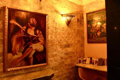 勾芒普莱奇Hotel DONIA的浴室内有一幅男女画