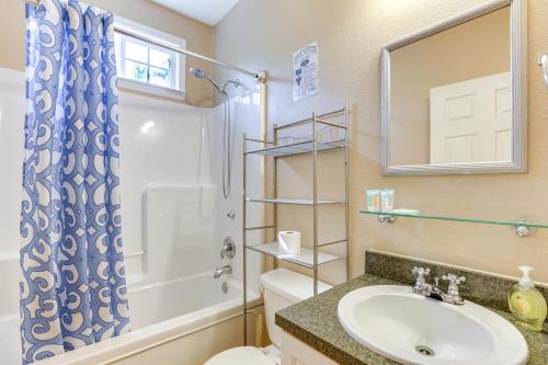 班布里奇Bainbridge Home with Cove and Lake Seminole Access!的一间带水槽、淋浴和卫生间的浴室