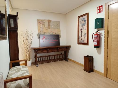 维多利亚-加斯特伊兹Habitaciones Javier LVI 0006的一间房间,墙上有桌子和消防栓