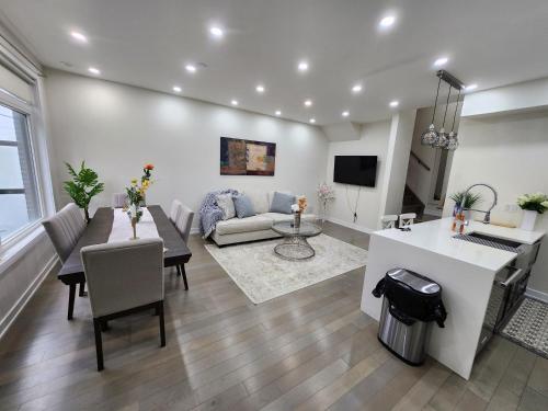 米西索加Modern Luxury 3 bed rooms House in Toronto Mississauga的客厅配有沙发和桌子