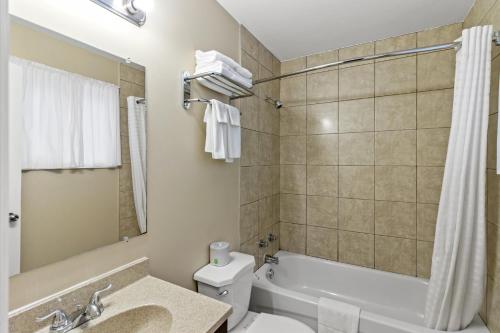 欧文桑德Nights Inn Owen Sound的带浴缸、卫生间和盥洗盆的浴室