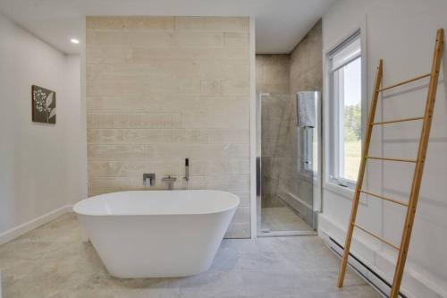 圣弗朗索瓦小河Cottage Quebec - La Zeolite的一间带大型白色浴缸和淋浴的浴室