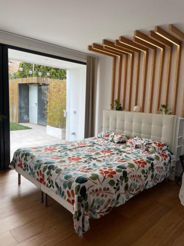 EntrenaPassivhaus con jardín en La Rioja的一间卧室配有一张带花卉床罩的床