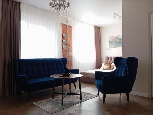 希奥利艾Old street apartment的客厅配有2把蓝色椅子和桌子