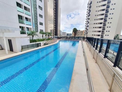 巴西利亚Athos Bulcão Cobertura Duplex 2 Quartos By Rei dos Flats的建筑物屋顶上的游泳池
