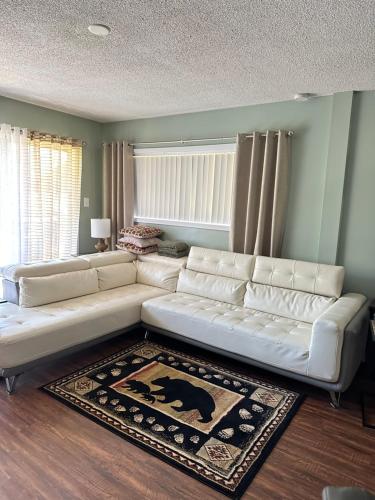 赛维尔维尔Bearadise Retreat At English Mountain Condo的客厅配有白色沙发和地毯。