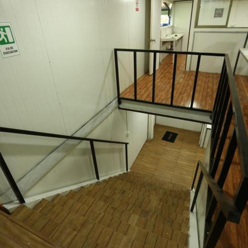 塔尔卡hostal ibiza的铺有木地板的客房的楼梯