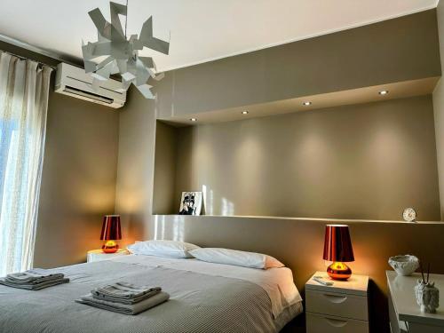 米斯泰尔比安科Casa Cavour的一间卧室配有一张大床和两盏灯。