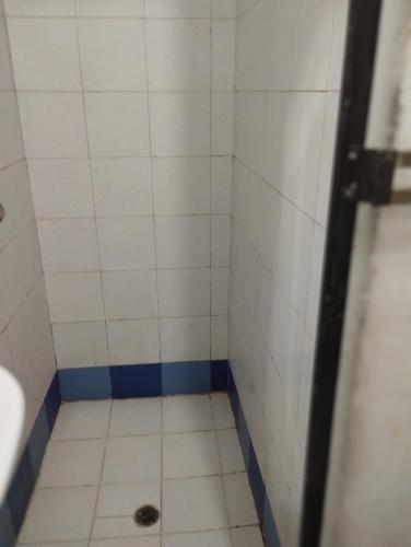 卡塔赫纳Apartamentos Ganen的浴室设有白色瓷砖和排水管淋浴。