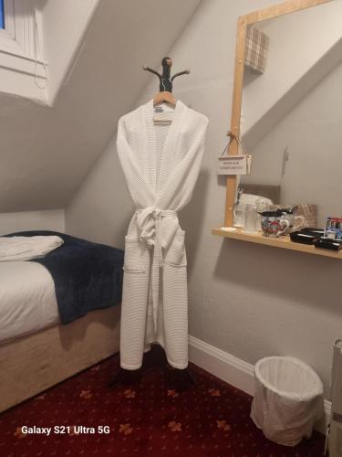 拉格斯圣伦纳兹旅馆的挂在床边墙上的白色长袍