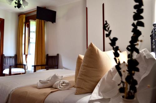 坎加斯-德奥尼斯Casa Marian的一间卧室配有带毛巾的床