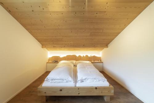 维尔德豪斯Schönau的木天花板的客房内的一张床位