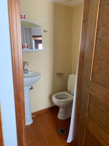 帕特莫斯Σπιτι Χωρα Πατμου的一间带卫生间和水槽的浴室