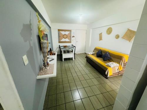 马塞约Confortável quarto e sala com Manobrista, Wi-fi, Tv Smart - Apto 208的客厅配有黄色的沙发和桌子