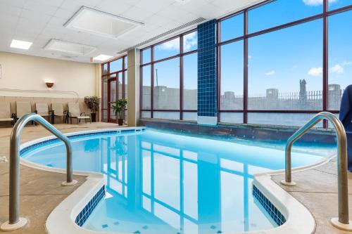 布兰森Thousand Hills Resort Hotel的享有城市景致的游泳池