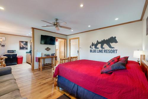卡本代尔Blue Line Resort Cabin #1的一间带红色床的卧室和一间客厅