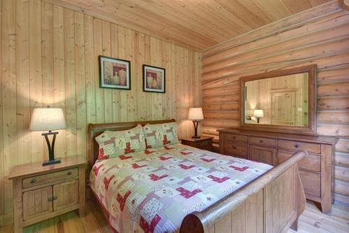 Mille-IslesLe Cerf #40的小木屋内一间卧室,配有一张床