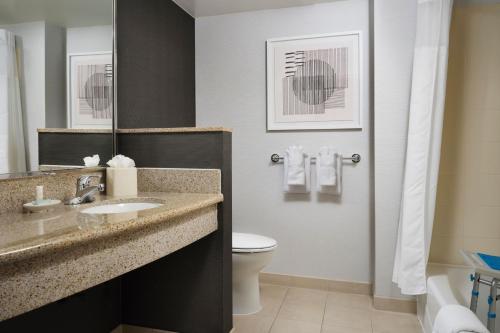 华盛顿华盛顿国会山/海军造船厂万怡酒店的一间带水槽和卫生间的浴室
