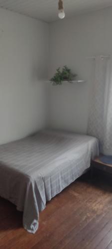 阿拉拉夸拉Hostel Namastê的白色墙壁间的一张床位
