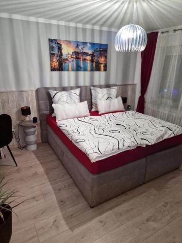 多特蒙德schlafgut24的一间卧室配有一张带吊灯的大床