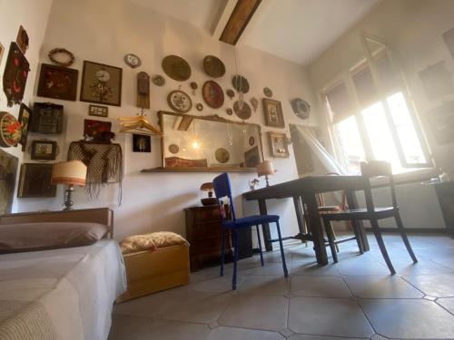 博洛尼亚B&B Fuori Dai Coppi - Bologna的墙上有桌子和盘子的房间
