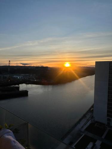 格拉斯哥Water view harbour的享有日落美景和河流美景
