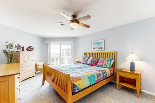 橡树岛Oceanview Bliss的一间卧室配有一张床、一张书桌和一个窗户。